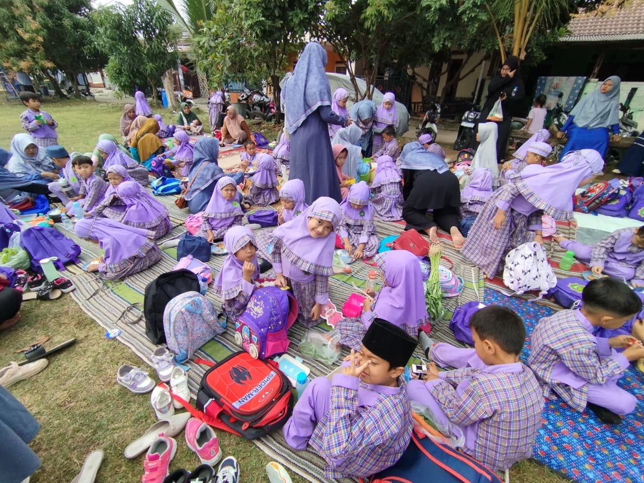 Aktivitas outdoor TK Nurul Islam