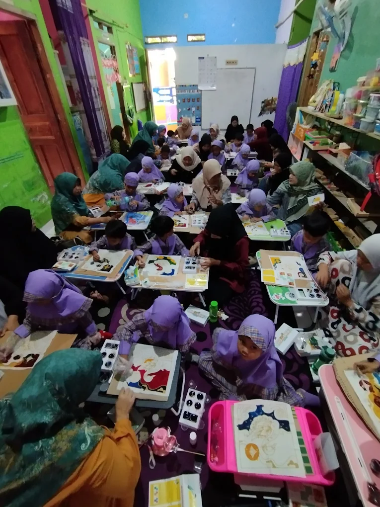 Anak-anak melukis bersama di kelas