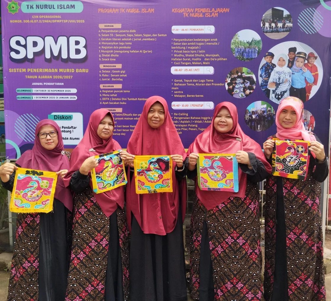 Guru TK Nurul Islam menunjukkan karya batik