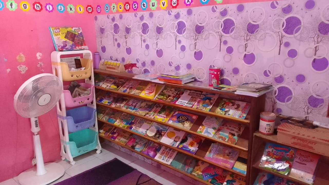 Rak buku bacaan anak di ruang kelas